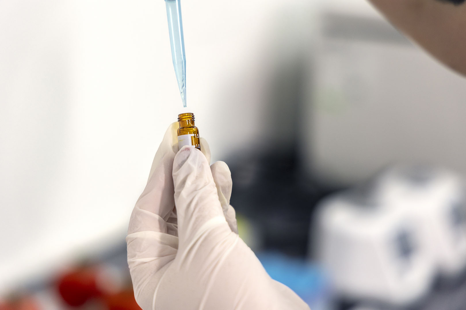 Pipetle numune şişesine hassas aktarım yakın çekimi