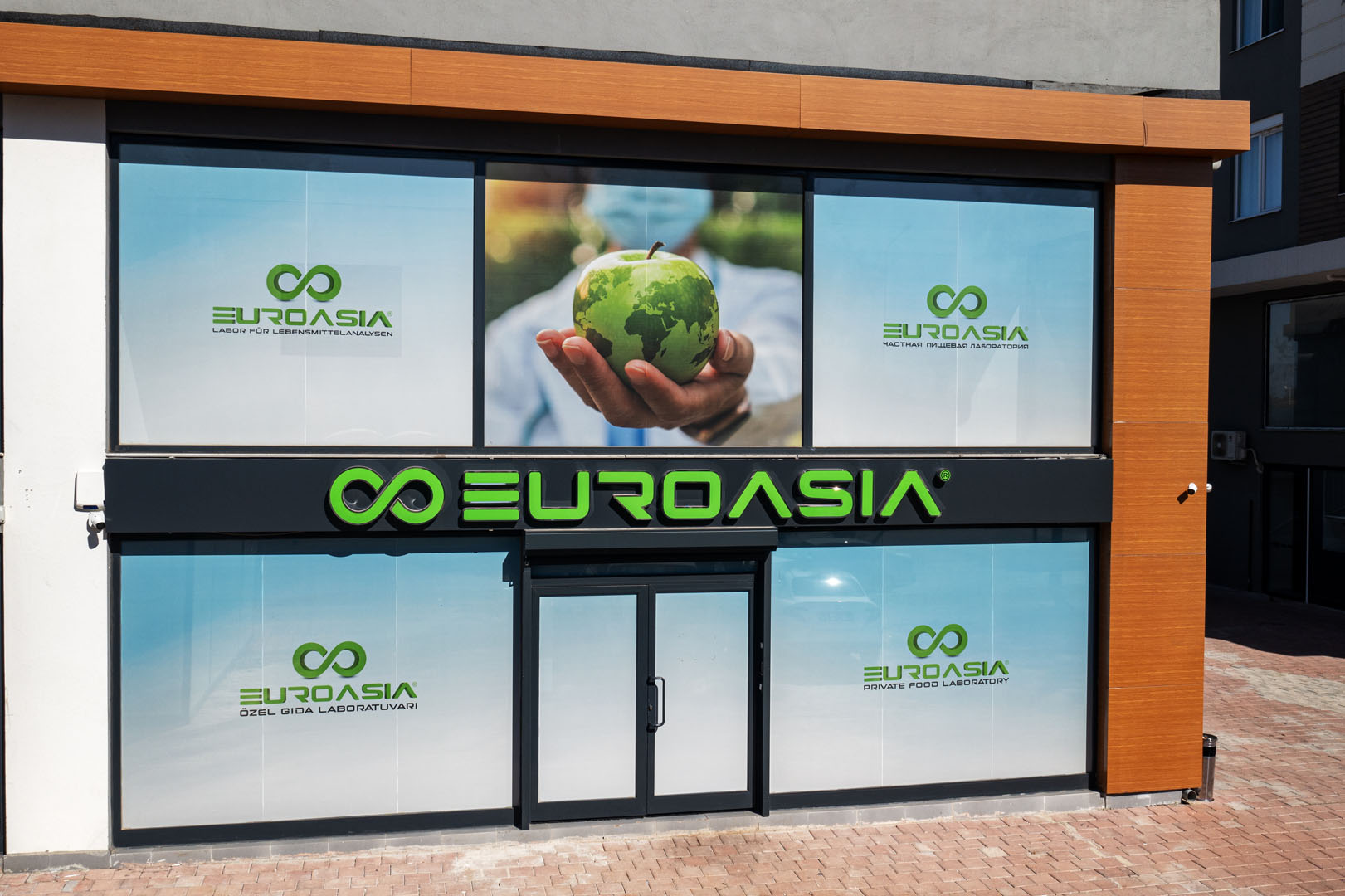 Euroasia Özel Gıda Kontrol Laboratuvarı binası ve marka cephesi